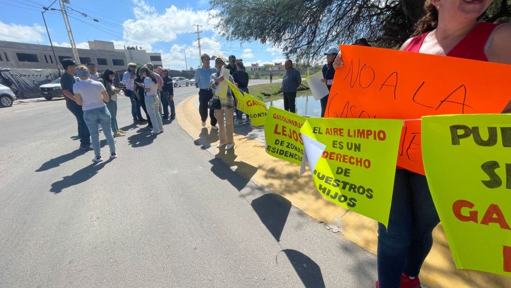 Vecinos de Villa Duero se manifiestan contra la construcción de gasolinera sin permisos visibles.