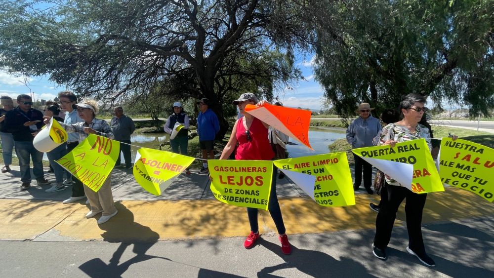 Vecinos de Villa Duero se manifiestan contra la construcción de gasolinera sin permisos visibles.