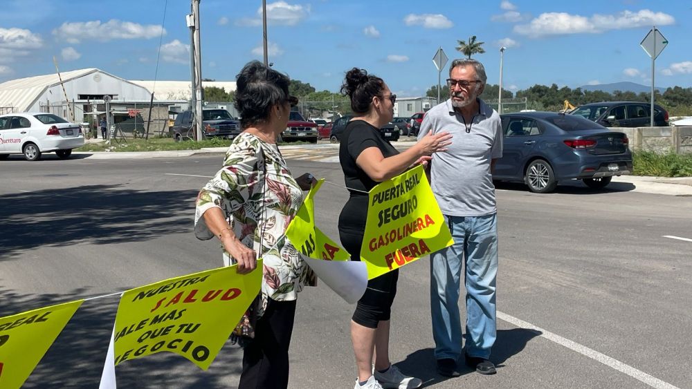 Vecinos de Villa Duero se manifiestan contra la construcción de gasolinera sin permisos visibles.