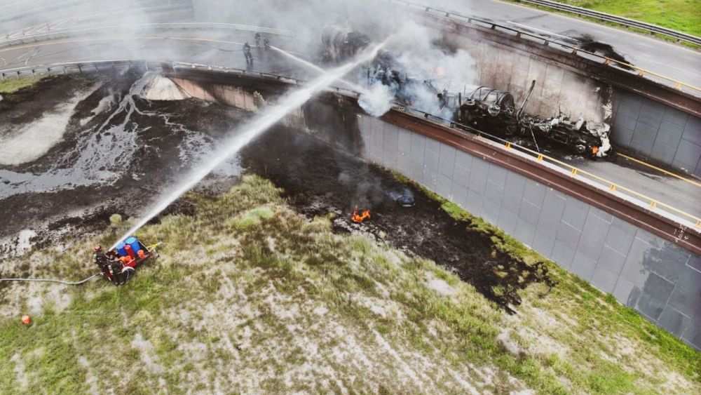 Volcadura de autotanques provoca incendio y cierre en la carretera Querétaro-San Luis Potosí. Foto: Ilustrativa/ Facebook/Protección Civil del Municipio de Querétaro.