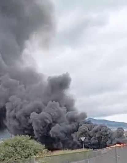 Volcadura de autotanques provoca incendio y cierre en la carretera Querétaro-San Luis Potosí.