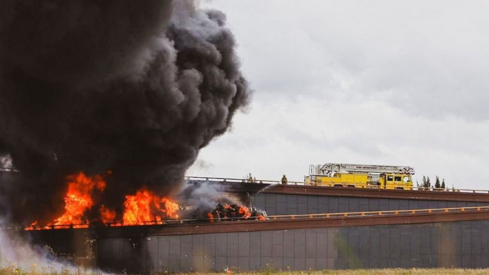 Volcadura de autotanques provoca incendio y cierre en la carretera Querétaro-San Luis Potosí.