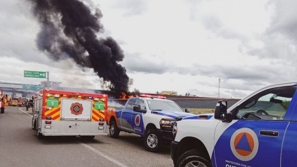 Volcadura de autotanques provoca incendio y cierre en la carretera Querétaro-San Luis Potosí.