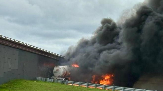 Volcadura de autotanques provoca incendio y cierre en la carretera Querétaro-San Luis Potosí.