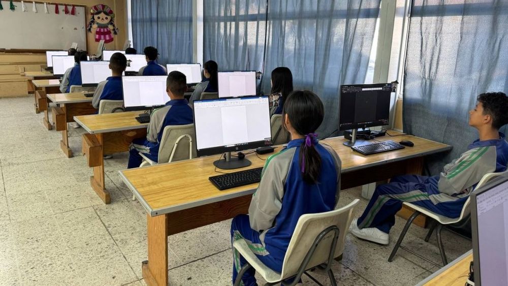 Entregan biblioteca y aula de cómputo en secundaria de San Juan del Río.