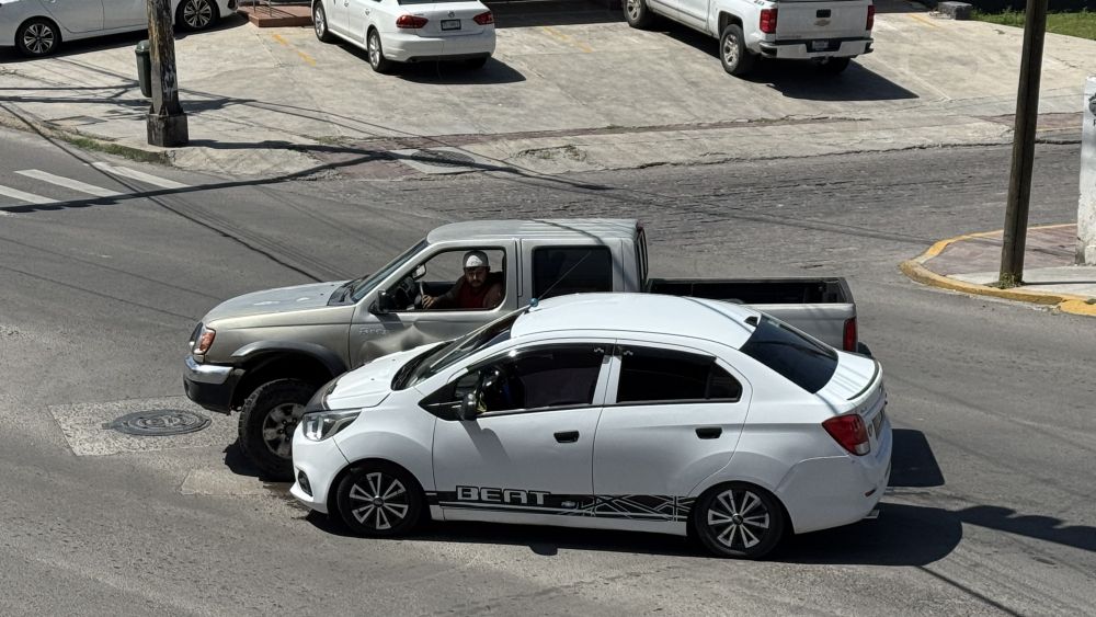 Fuerte choque en Boulevard Hidalgo genera caos vial en San Juan del Río.