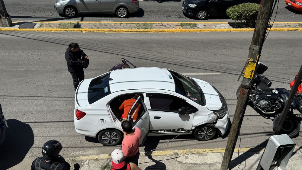 Fuerte choque en Boulevard Hidalgo genera caos vial en San Juan del Río. 