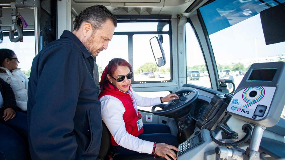 Mauricio Kuri destaca profesionalismo de nuevas operadoras de transporte público en Querétaro.