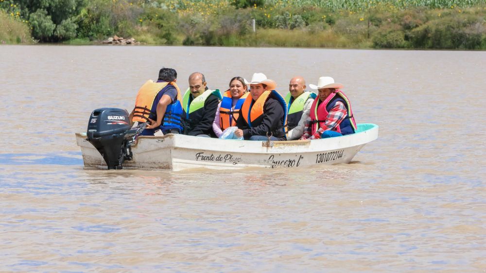 Presidenta Municipal de Nopala participa en entrega de crías de peces.