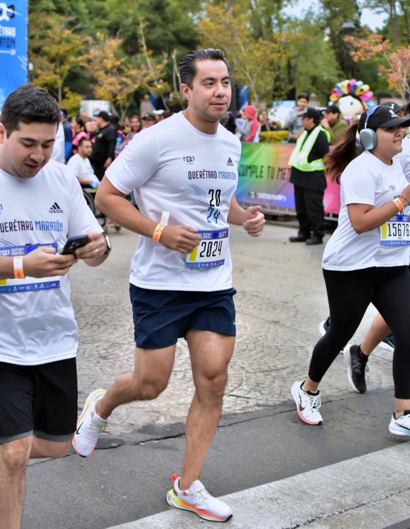 Felifer Macías y el Municipio participan en el Querétaro Maratón.