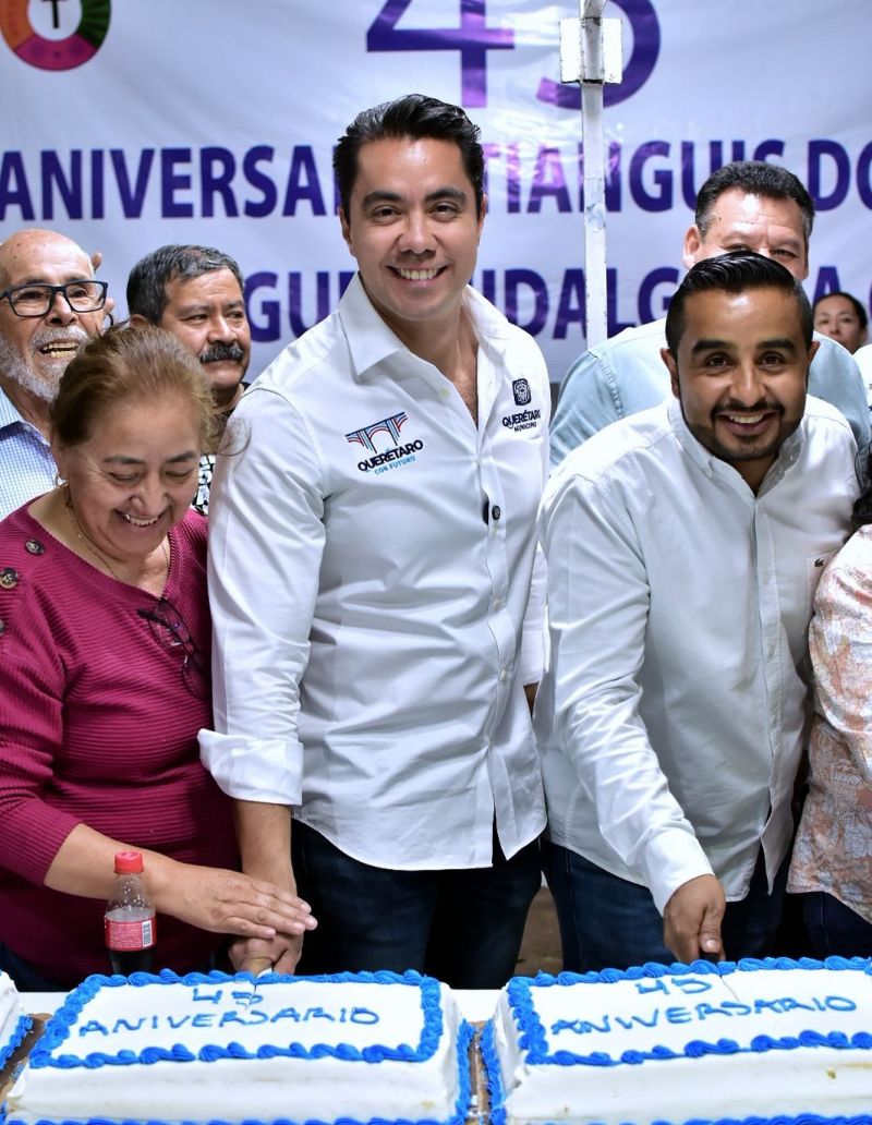 Felifer Macías acude al 45 aniversario del tianguis dominical “Miguel Hidalgo” en La Cruz.