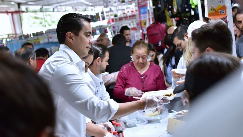 Felifer Macías acude al 45 aniversario del tianguis dominical “Miguel Hidalgo” en La Cruz.