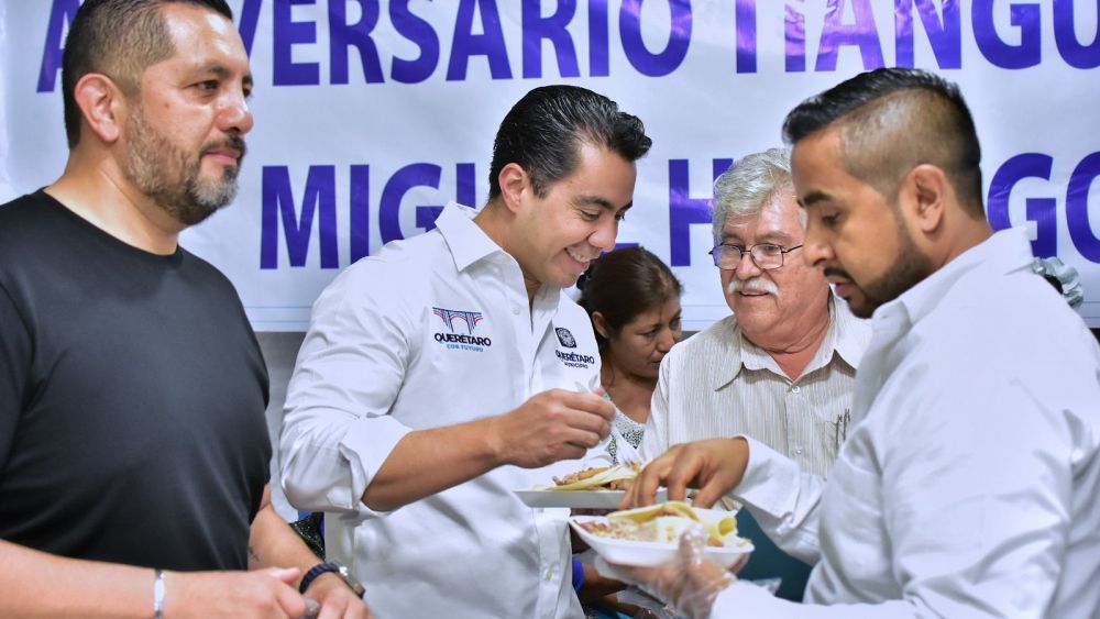 Felifer Macías acude al 45 aniversario del tianguis dominical “Miguel Hidalgo” en La Cruz.