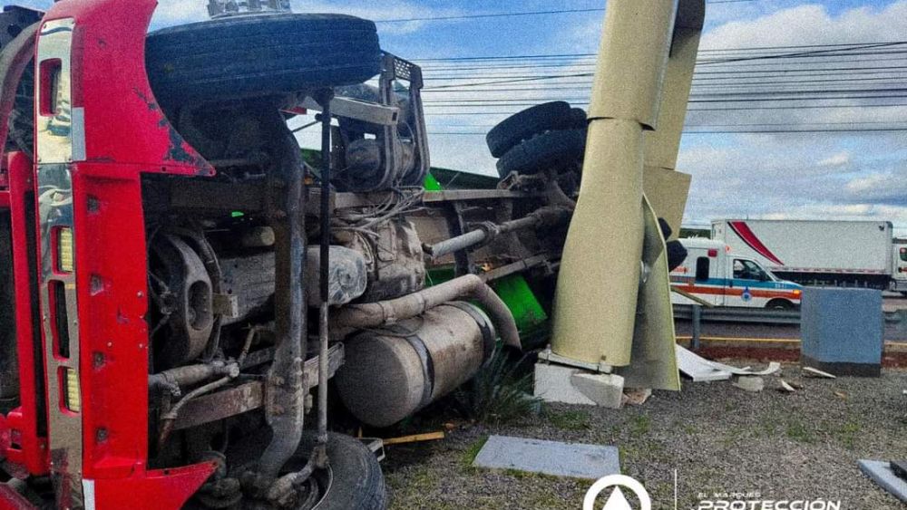 Vuelca camión cisterna en la autopista México-Querétaro. FOTOS PROTECCION CIVIL