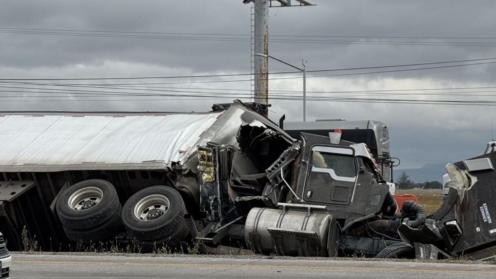 Volcadura de tráiler causa caos vial en la autopista México-Querétaro.