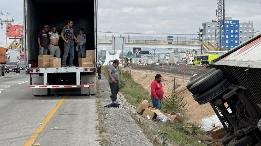 Volcadura de tráiler causa caos vial en la autopista México-Querétaro.