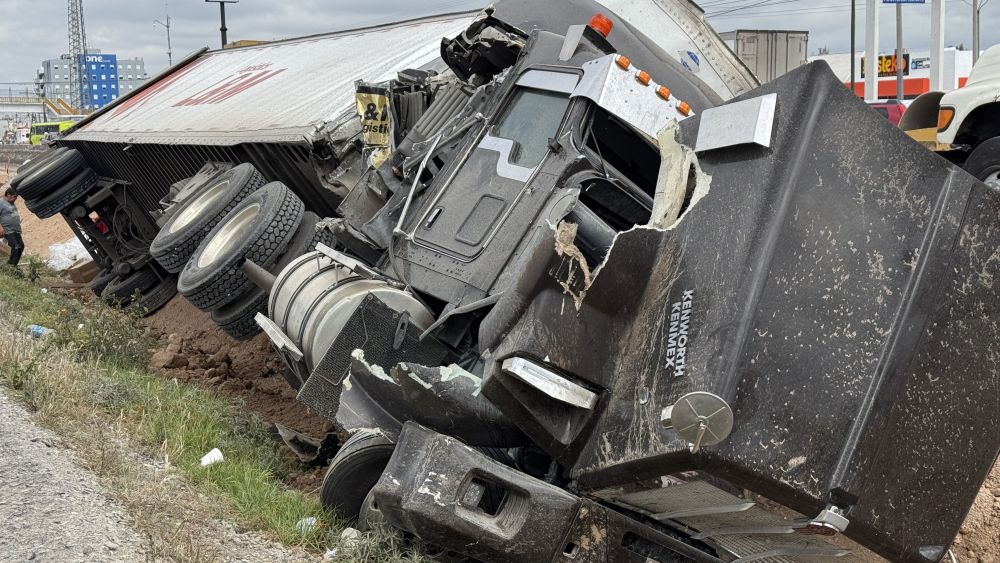 Volcadura de tráiler causa caos vial en la autopista México-Querétaro.