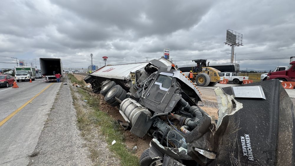 Volcadura de tráiler causa caos vial en la autopista México-Querétaro.