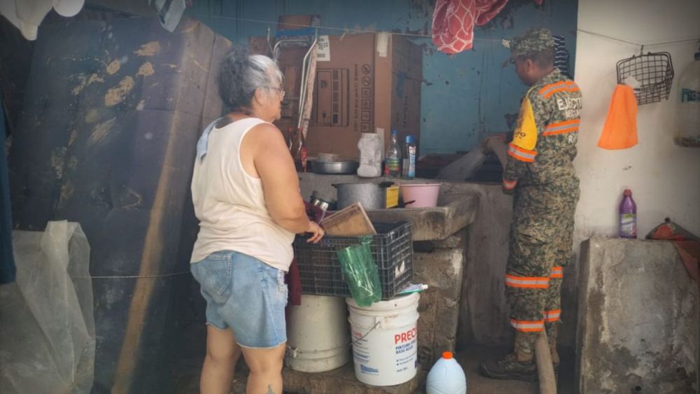 Ejército Mexicano distribuye agua potable en Guerrero tras los estragos del huracán John. Foto: Ilustrativa/ Facebook/ SEDENA.