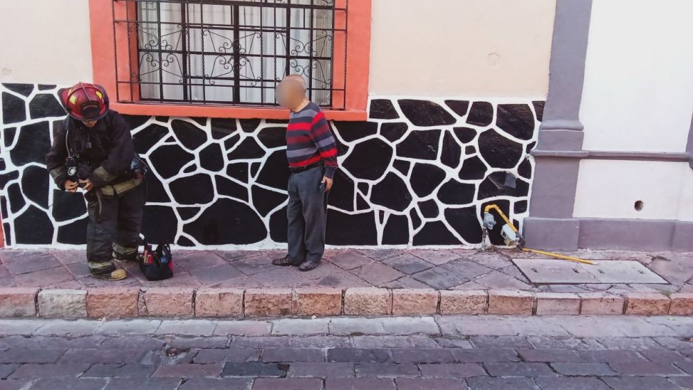 Protección Civil controla fuga de gas en el Centro Histórico de Querétaro.