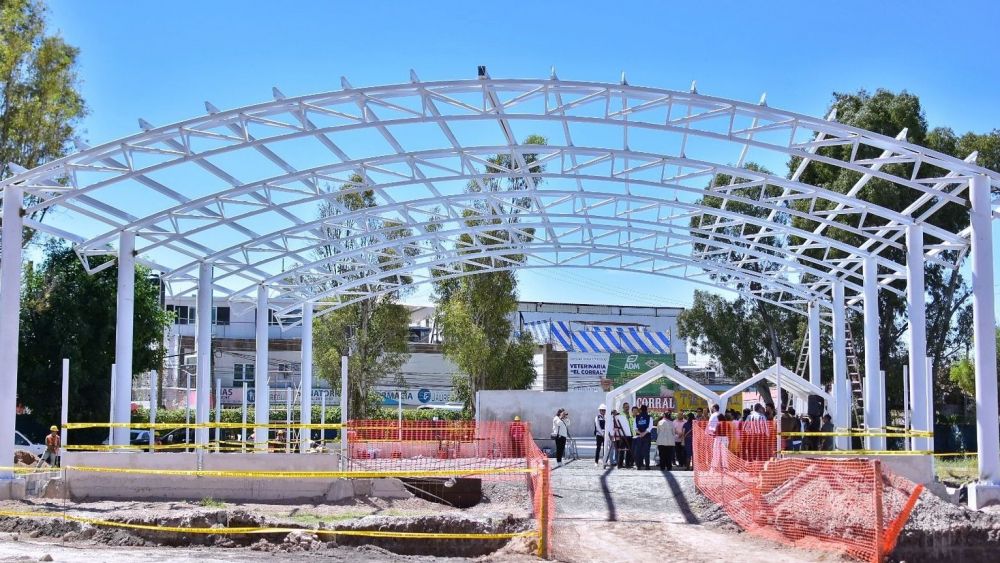 Felifer Macías supervisa obras deportivas en escuela primaria.