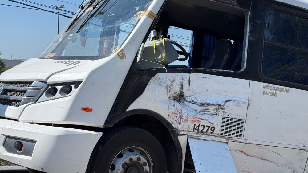 Accidente vial en San Juan del Río entre camión de transporte urbano y unidad de personal.