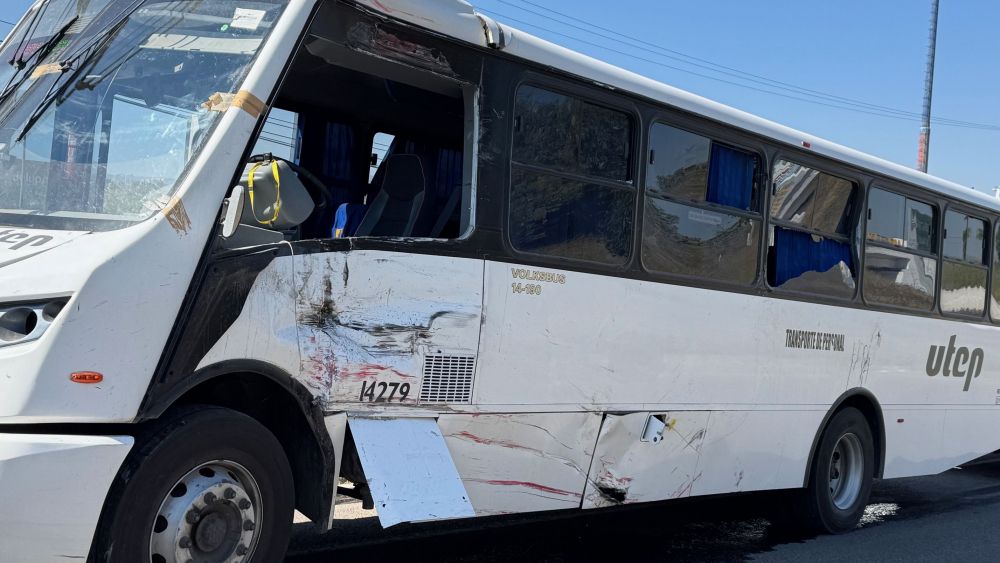 Accidente vial en San Juan del Río entre camión de transporte urbano y unidad de personal.