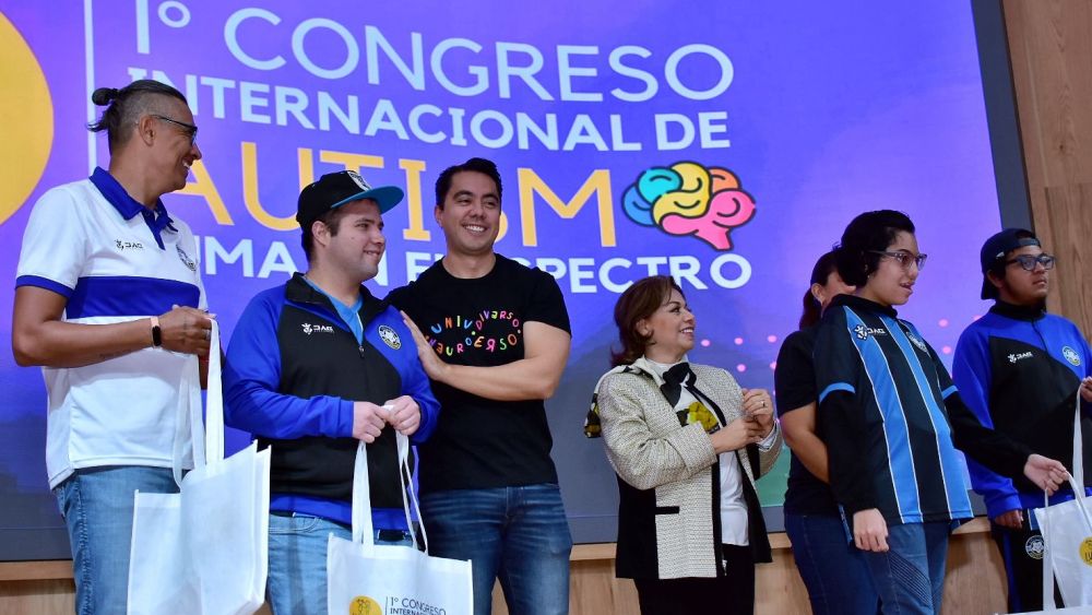 Querétaro impulsa políticas públicas para apoyar a personas con autismo.