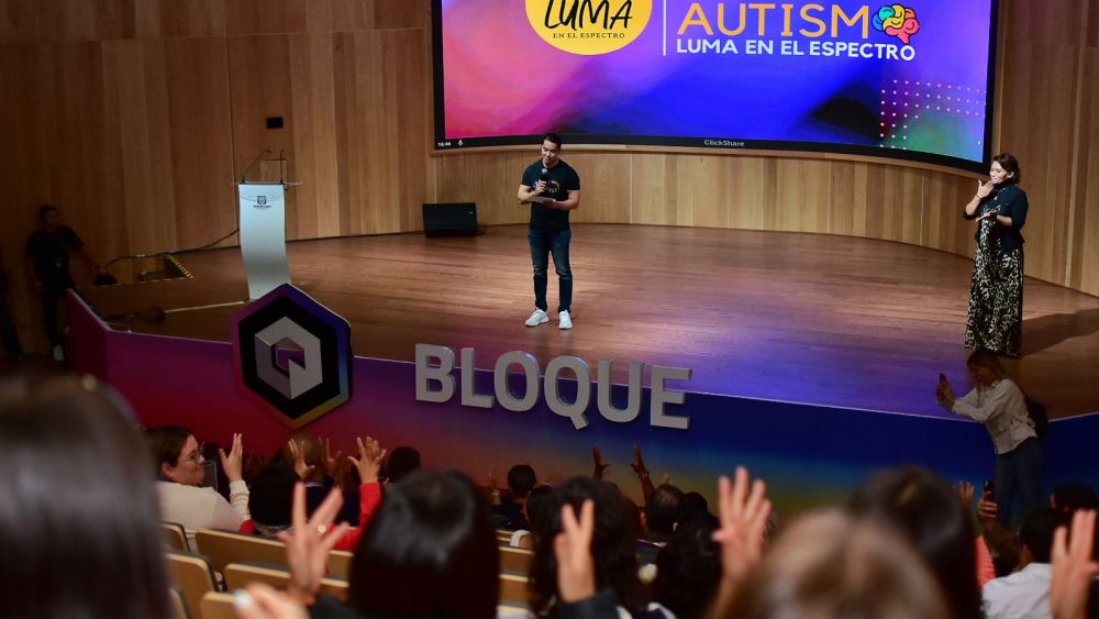 Querétaro impulsa políticas públicas para apoyar a personas con autismo.