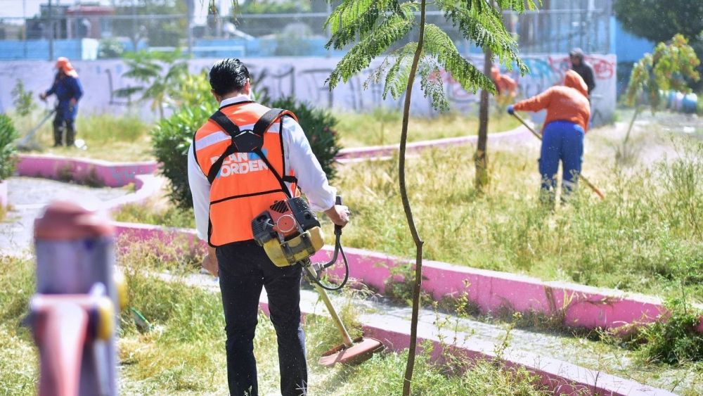 Felifer Macías supervisa limpieza del Río Querétaro en Santa María Magdalena.