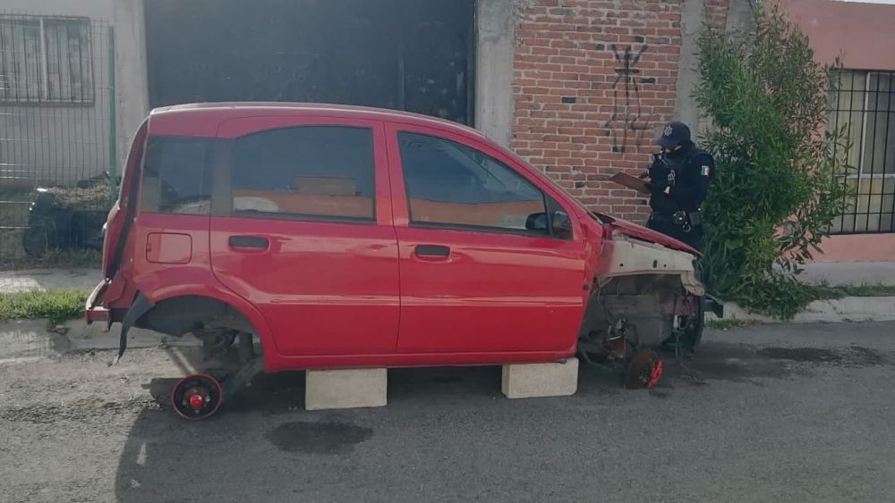 Retiran chatarra de la vía pública en San Juan del Río.