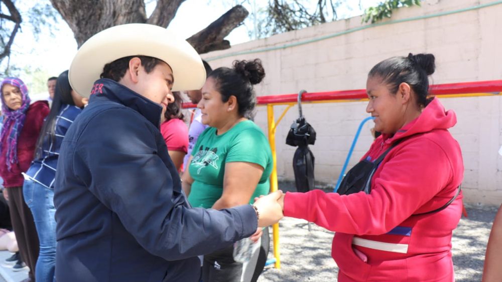 Alcalde de Pedro Escobedo construirá arcotecho en Dolores de Ajuchitlancito.