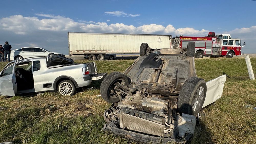 Colisión entre un Jetta y una camioneta pickup termina en volcadura.