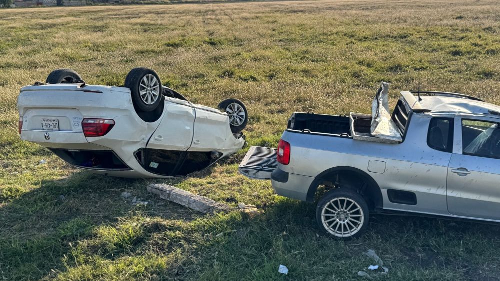 Colisión entre un Jetta y una camioneta pickup termina en volcadura.