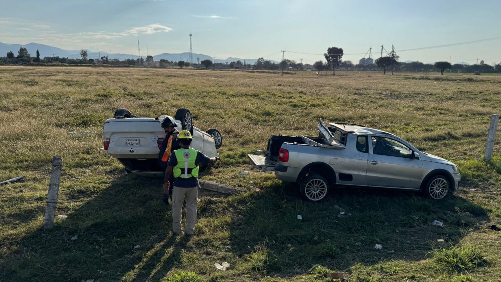 Colisión entre un Jetta y una camioneta pickup termina en volcadura.