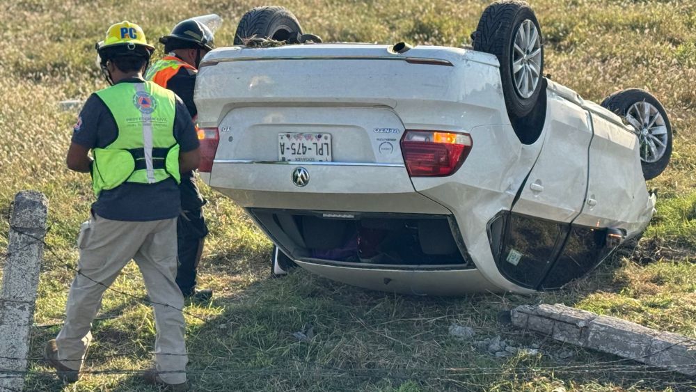 Colisión entre un Jetta y una camioneta pickup termina en volcadura.