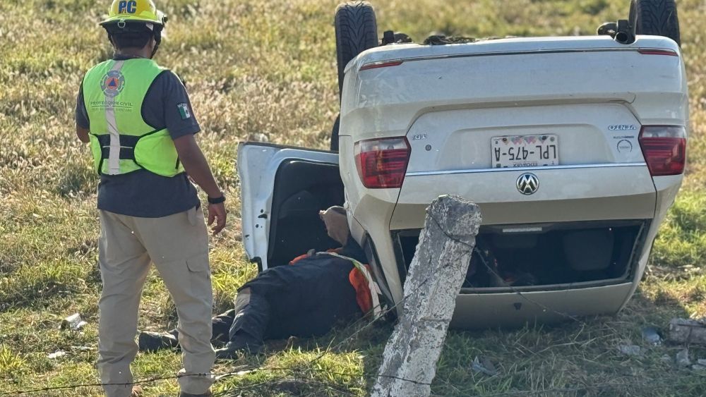 Colisión entre un Jetta y una camioneta pickup termina en volcadura.