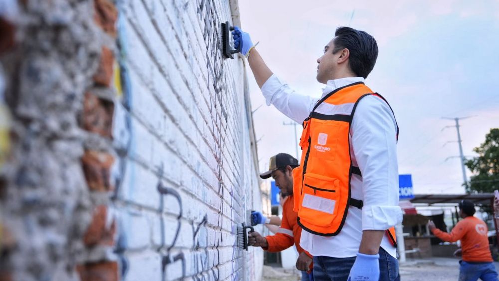 Felifer Macías impulsa limpieza de grafiti en la Unidad Deportiva José María Truchuelo.