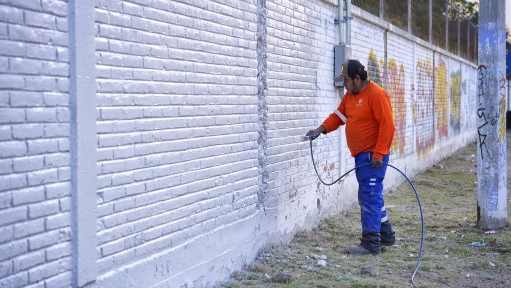 Felifer Macías impulsa limpieza de grafiti en la Unidad Deportiva José María Truchuelo.