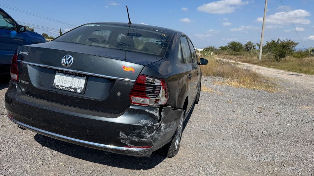 Vehículo vuelca tras ser impactado en la carretera Palmillas-Huichapan.