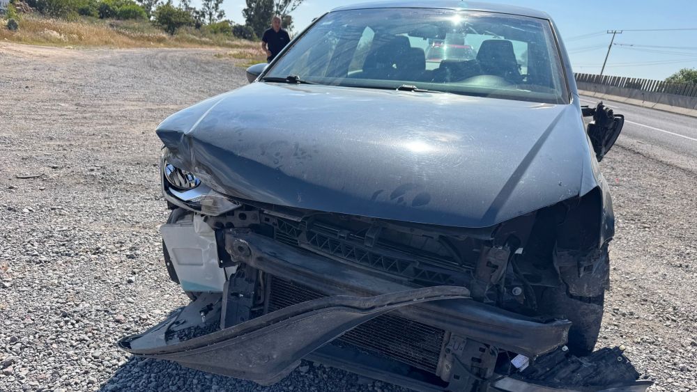 Vehículo vuelca tras ser impactado en la carretera Palmillas-Huichapan.