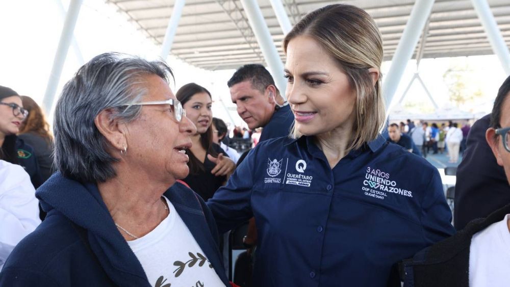 Car Herrera presenta su Tercer Informe de Actividades del DIF Estatal en San Juan del Río.