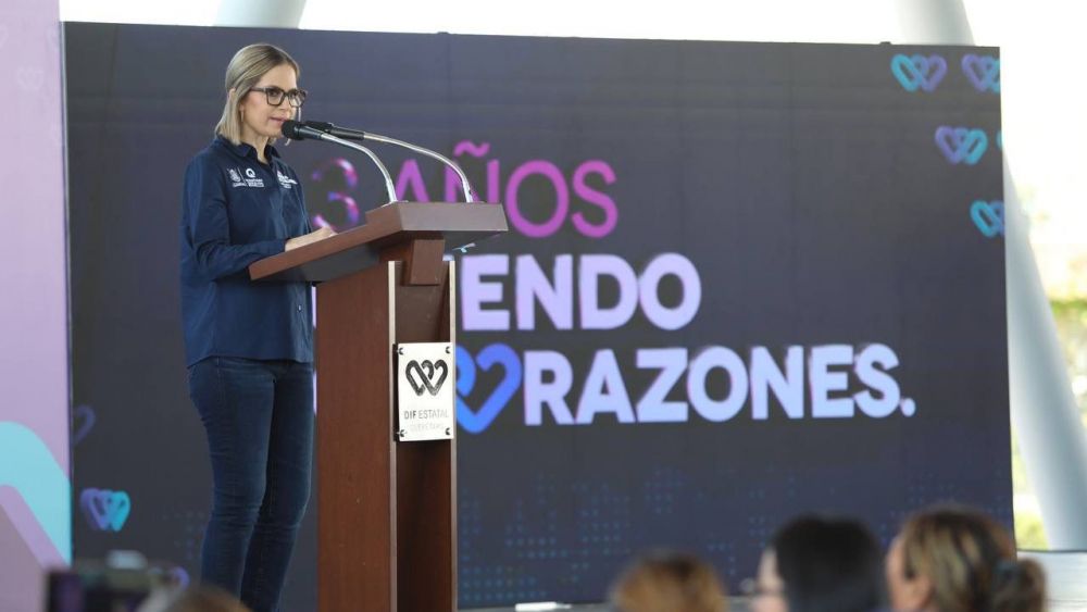 Car Herrera presenta su Tercer Informe de Actividades del DIF Estatal en San Juan del Río.