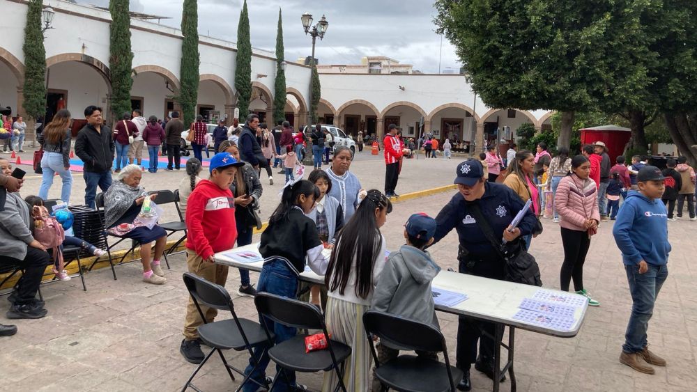 Niños disfrutan de jornada de seguridad y diversión en Tecozautla.