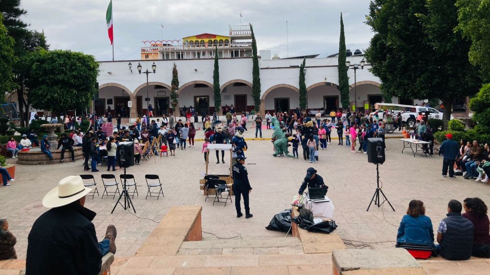 Niños disfrutan de jornada de seguridad y diversión en Tecozautla.