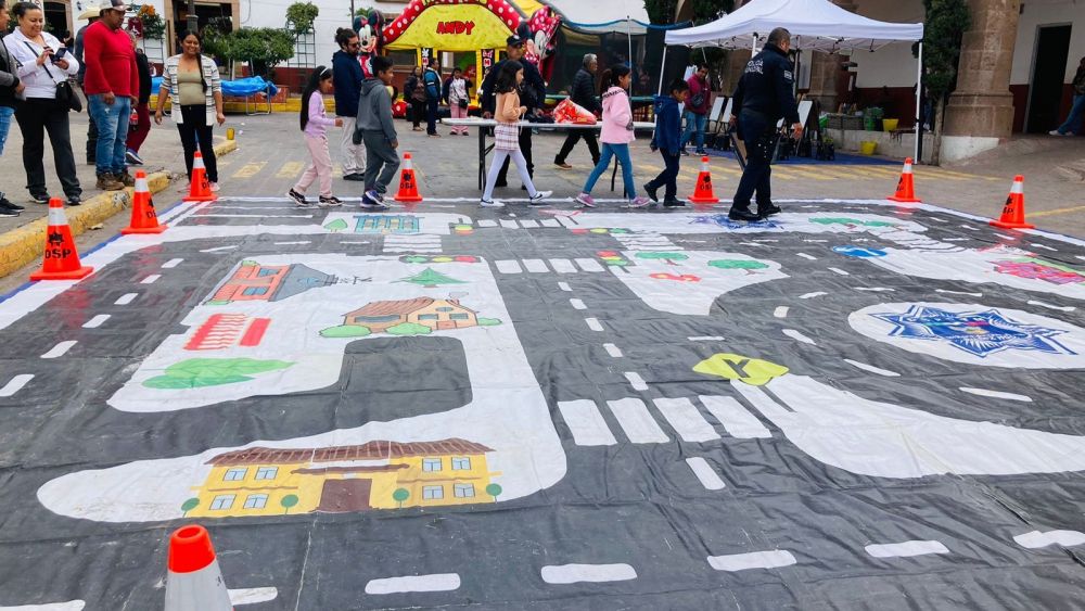 Niños disfrutan de jornada de seguridad y diversión en Tecozautla.