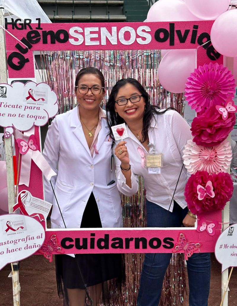 IMSS Querétaro conmemora Lucha contra el Cáncer de Mama con lazo humano rosa.