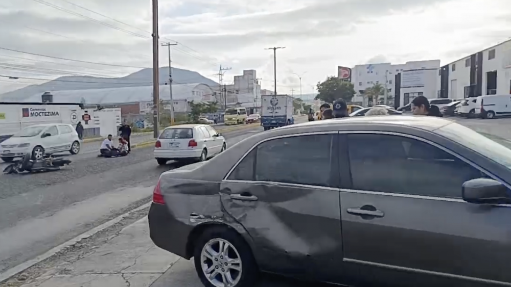 Choque entre motociclista y automóvil en Avenida Universidad deja una lesionada.