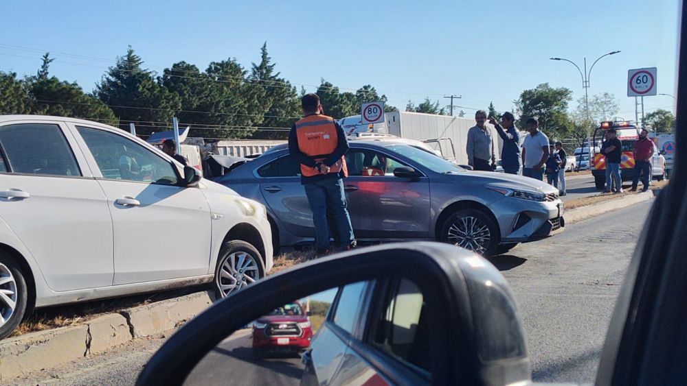 Accidente múltiple en carretera 100 causa cierre vial hacia Querétaro.