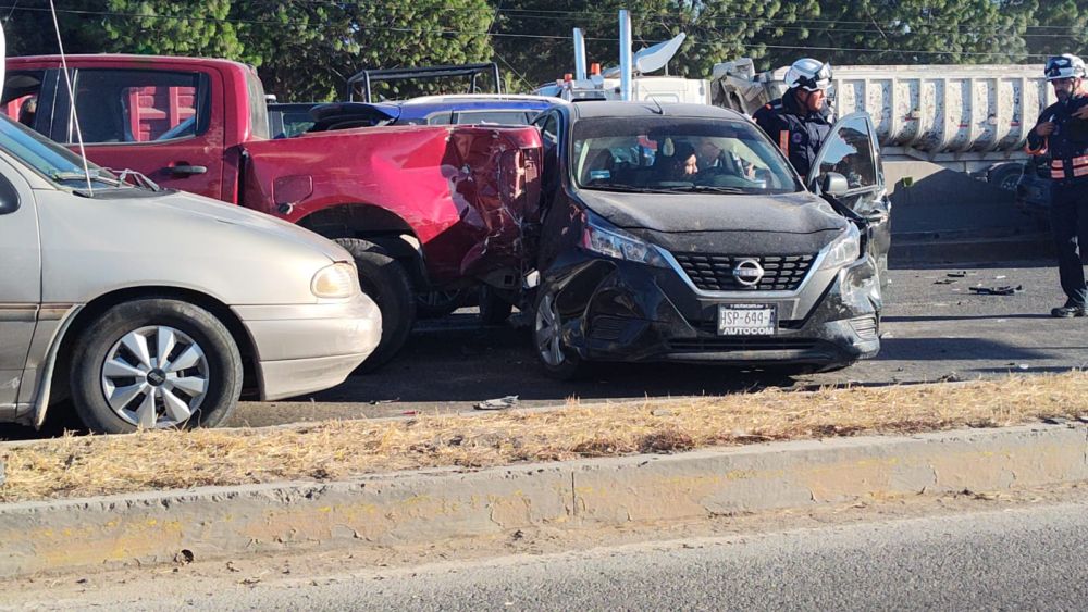 Accidente múltiple en carretera 100 causa cierre vial hacia Querétaro.